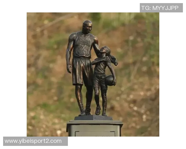 谢里夫奥尼尔特意前来致敬科比叔叔与雕像合影留念