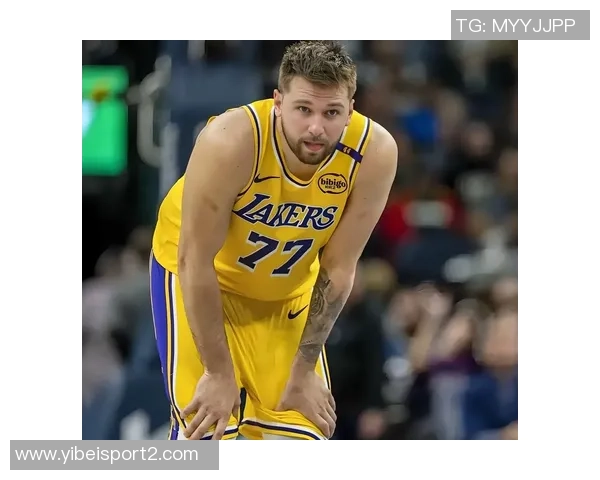 半场战报狄龙狂砍23分布克意外伤退太阳领先湖人14分东契奇27分老詹仅得4分